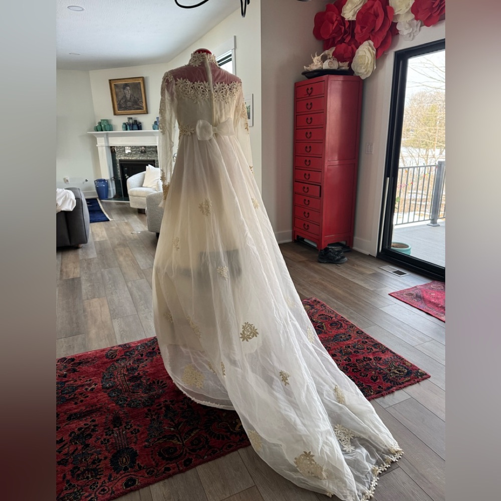 Vintage late 60s - 70s lovely wedding gown true off white GUC to VGUC